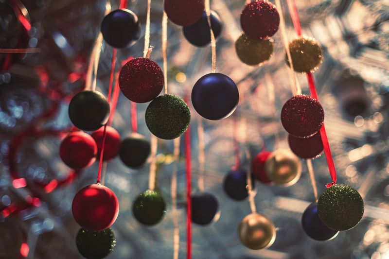 Bolti karácsonyi dekoráció - néhány színes gömbbel