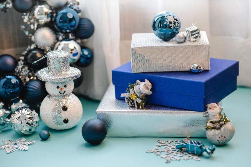 Tematikus bolti karácsonyi dekoráció kék és fehér színekkel