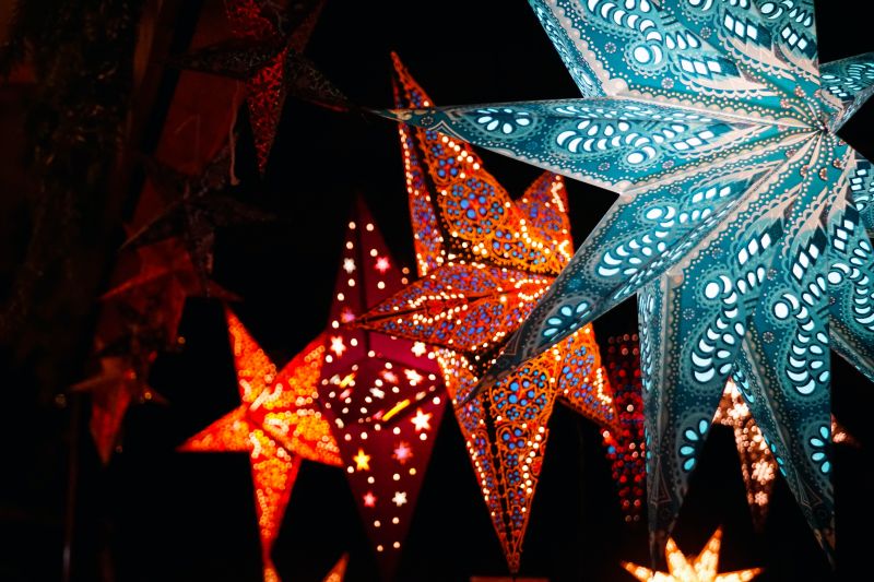 Tematikus bolti karácsonyi dekoráció csillag díszekkel