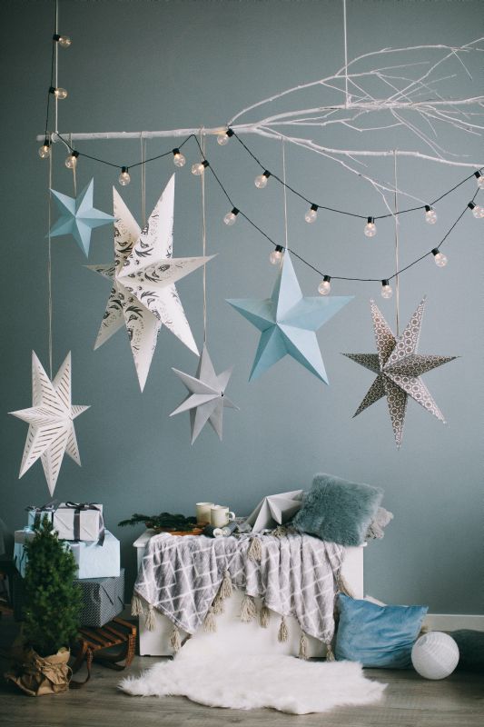 Bolti karácsonyi dekoráció - tematikus megjelenítés csillag díszekkel