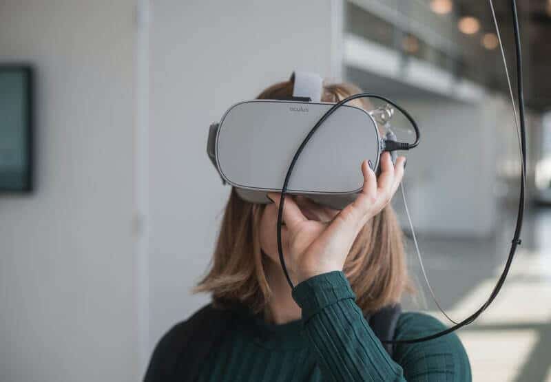 Az egyik leggyorsabban növekvő content marketing világtrend az AR (kibővített valóság) és a VR (virtuális valóság), amelyek bevezetik az embereket a mesterséges 360°-os világokba.